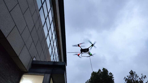berita perusahaan terbaru tentang Analisis komparatif dari drone MYUAV FC30X dan operasi pembersihan dinding eksterior manual tradisional di ketinggian tinggi