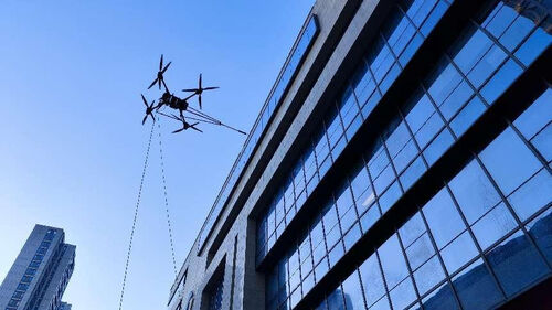 berita perusahaan terbaru tentang Tahun pertama pembersihan gedung dengan drone: MYUAV FC30X pembersihan drone
