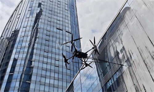 berita perusahaan terbaru tentang Menghadapi laba-laba yang semakin tua MYUAV FC drone pembersih ketinggian tinggi berpasangan mengisi kesenjangan tenaga kerja