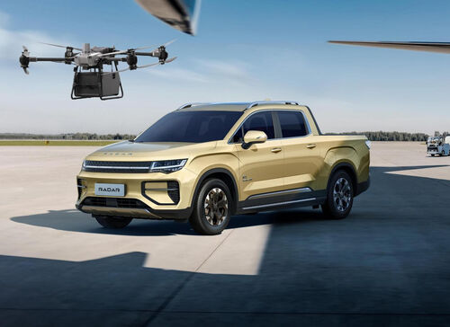 berita perusahaan terbaru tentang Drone pembersih sekarang bisa digabungkan dengan trem? -MYUAV Dual Tethered Aerial Cleaning Drone dan Geely Pickup Trams