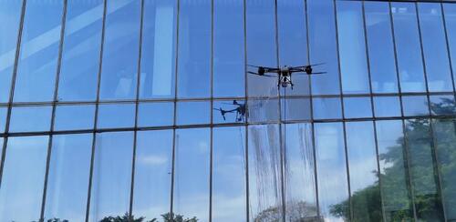 berita perusahaan terbaru tentang Aplikasi praktis UAV MYUAV: pembersihan yang efisien dari dinding tirai Gedung Shenzhen Hanjing