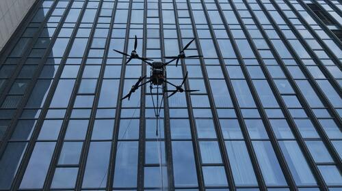 berita perusahaan terbaru tentang Inovasi penggerak teknologi: MYUAV double tethered cleaning high altitude UAV standard cleaning Jiaxing Gymnasium