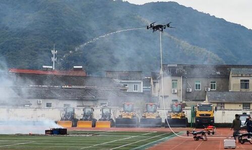 berita perusahaan terbaru tentang Satu mesin, beberapa kegunaan, pertempuran yang menentukan di tempat kebakaran! Bagaimana MYUAV DJI FC100 drone terikat menjadi pemadam kebakaran?