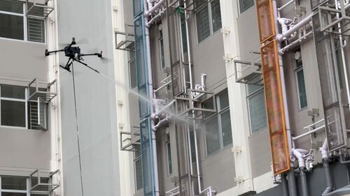 berita perusahaan terbaru tentang Ucapkan selamat tinggal pada petualangan di ketinggian! Drone MYUAV M400X dengan dua tali membuat pengujian semprotan air dinding eksterior lebih aman dan presisi.