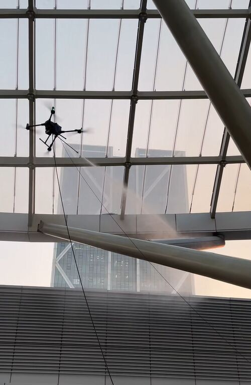 berita perusahaan terbaru tentang Drone Pembersih MYUAV M400X Berhasil Menyelesaikan Operasi Pembersihan Presisi di Ruang Dalam Ruangan yang Luas