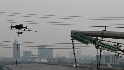 berita perusahaan terbaru tentang Terobosan dalam Pembersihan Insulator Tegangan Tinggi Secara Langsung! Drone MYUAV Mencapai Keberhasilan dalam Penerapan Praktis