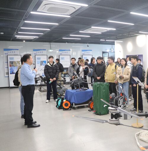 berita perusahaan terbaru tentang Fakultas dan Mahasiswa HKU Mengunjungi MYUAV untuk Menjelajahi Aplikasi Drone Tertambat yang Mutakhir