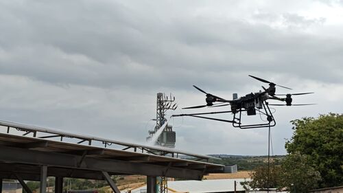 berita perusahaan terbaru tentang MYUAV FC30 Dual Tethered High-Altitude Cleaning Drone Mengakhiri Proyek Pembersihan Panel PV di Timur Tengah